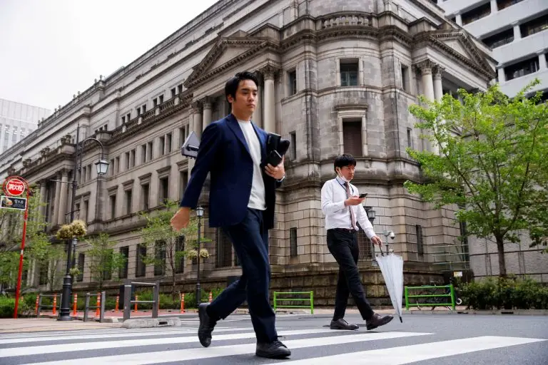 [동아시아포럼] 일본, 모순되는 경제 정책 사이 아슬아슬한 ‘외줄 타기’