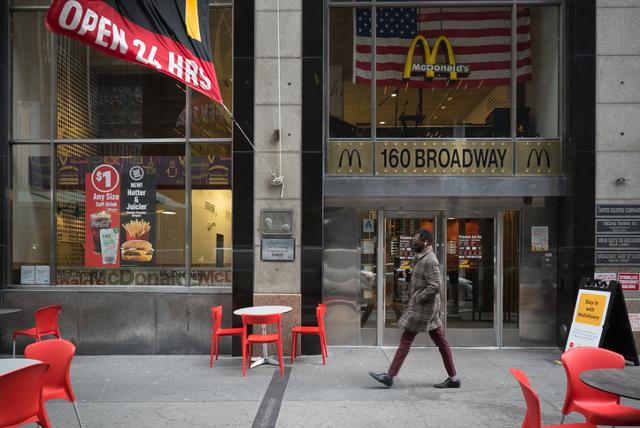 Americans stop going to Starbucks and McDonald's, concerns over slowdown in consumption become real